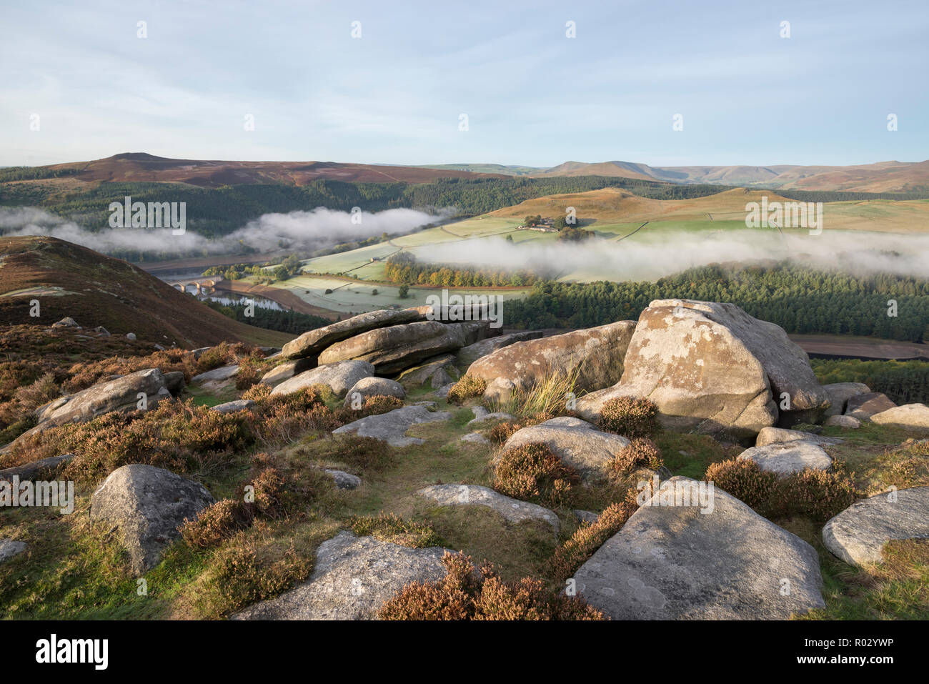 Misty Herbst morgen am Whinstone Lee Tor auf Derwent Kante im Peak District National Park, Derbyshire, England. Stockfoto