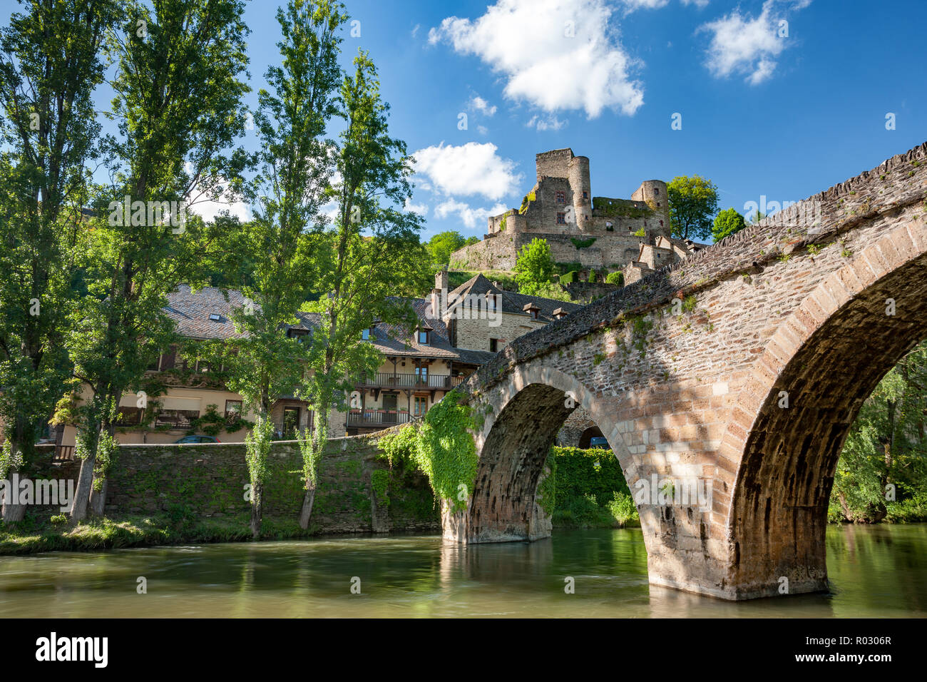 Chateau Belcastel und das Dorf mit der berühmten gewölbte Brücke und den Fluss im Vordergrund in der Frühlingssonne Averyron Frankreich Stockfoto