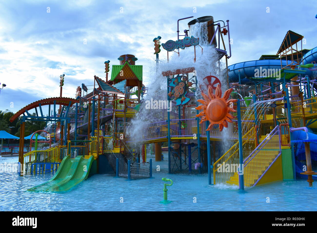 Orlando Florida Oktober 25 18 Bunte Attraktion Mit Spritzwasser In Hellblau Pool An Bewolkten Himmel Hintergrund Bei Aquatica Water Park Stockfotografie Alamy