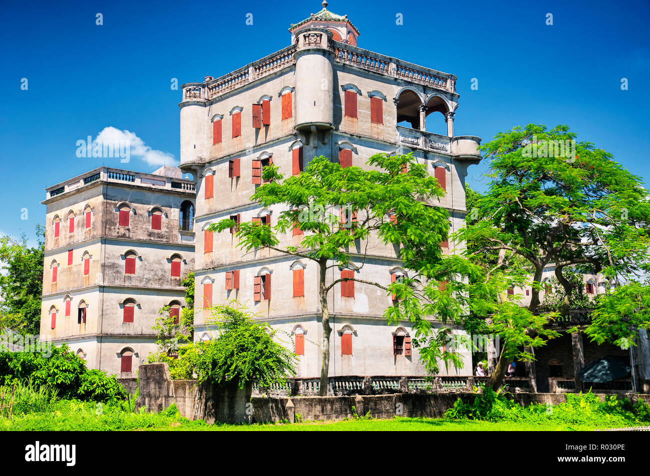 Die historischen Gebäude von Pingyao Diaolou in Zili Dorf in Pingyao Chinas in der Provinz Guangdong an einem sonnigen blauen Himmel. Stockfoto
