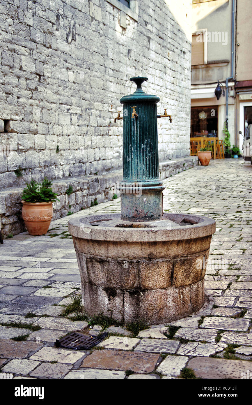 Alte Brunnen mit Trinkwasser Stockfoto