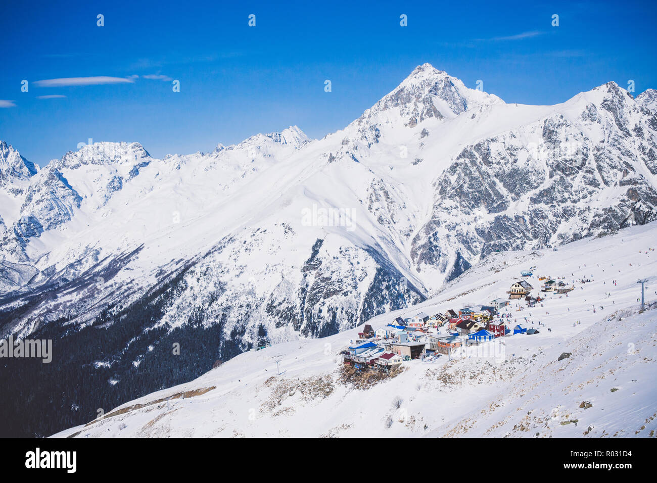 Landschaft Winter Panorama der Berge mit Skipisten. Das Konzept der Ferienhäuser ist das Snowboarden und Skifahren, genießen die alpine Bergwelt. Stockfoto