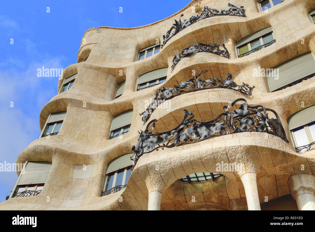 BARCELONA, Katalonien, Spanien - 23. OKTOBER 2017: Berühmte Antonio Gaudi, Casa Milo (La Pedrera), einer der beliebtesten touristischen Ziele in Barce Stockfoto