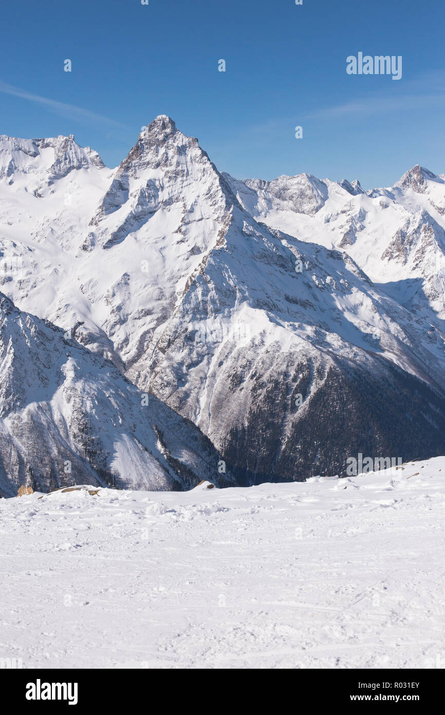 Landschaft Winter mit Skipisten. Snowboarden und Skifahren, genießen die alpine Bergwelt. Lifestyle Snowboarden, Abenteuer, Sport und Reisen. Stockfoto