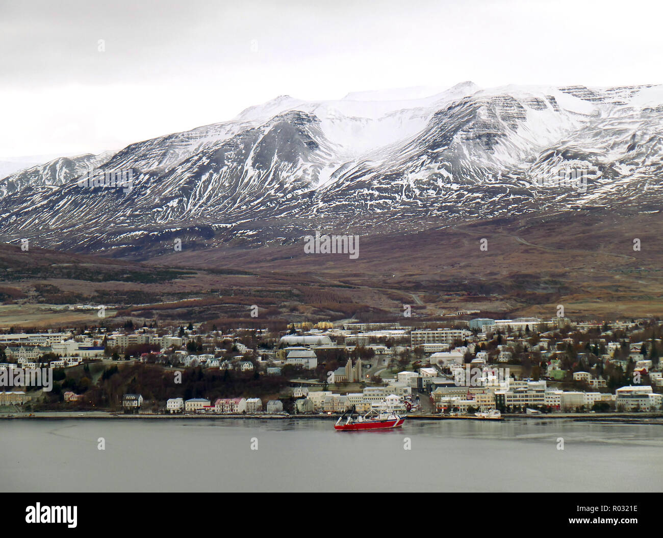 Luftaufnahme von Akureyri, der Stadt, die Hauptstadt der nördlichen Island, an einem bewölkten Tag des frühen Winter Stockfoto