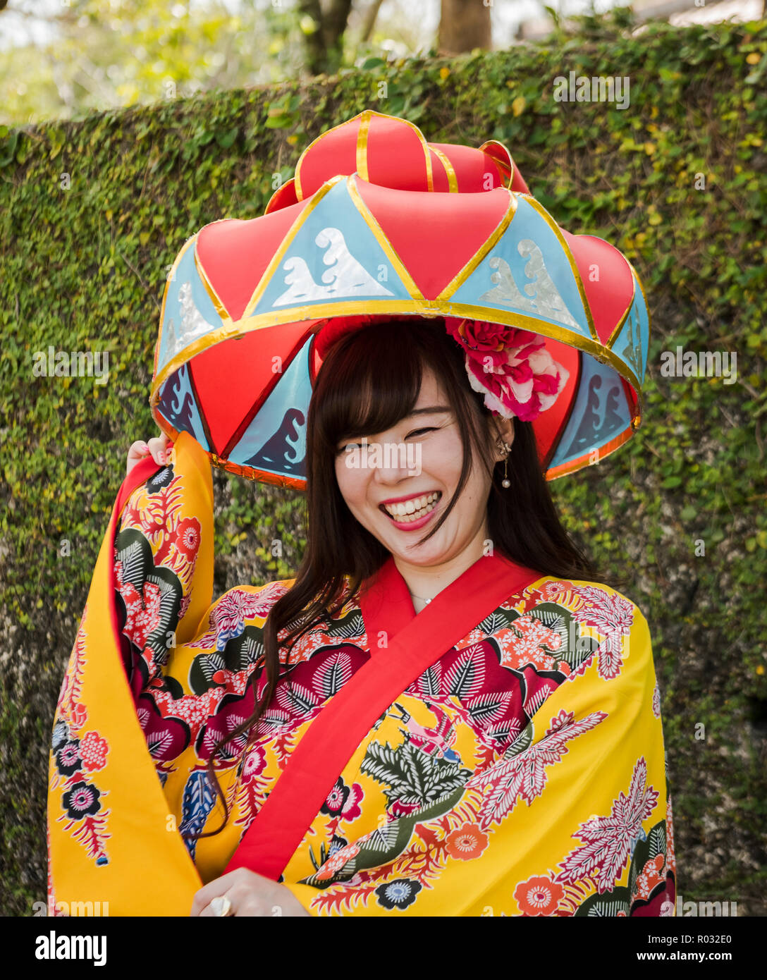 Okinawa/Japan - Oktober 9, 2018: "Hanagasa" ist eines der bekanntesten Symbole von Okinawa und ein sehr beliebtes Bühne prop in der Okinawanischen traditionellen Tanz. Stockfoto