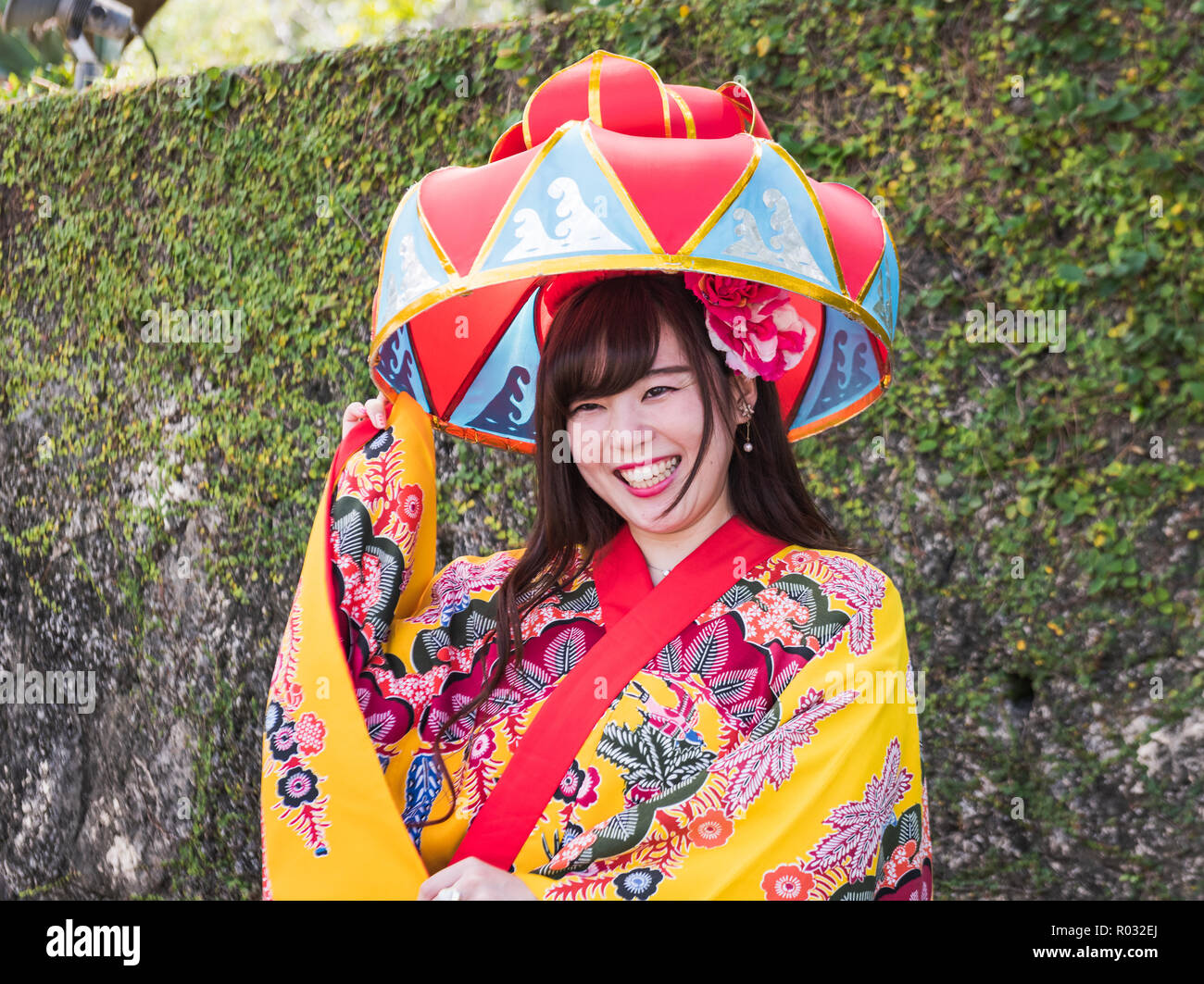 Okinawa/Japan - Oktober 9, 2018: "Hanagasa" ist eines der bekanntesten Symbole von Okinawa und ein sehr beliebtes Bühne prop in der Okinawanischen traditionellen Tanz. Stockfoto