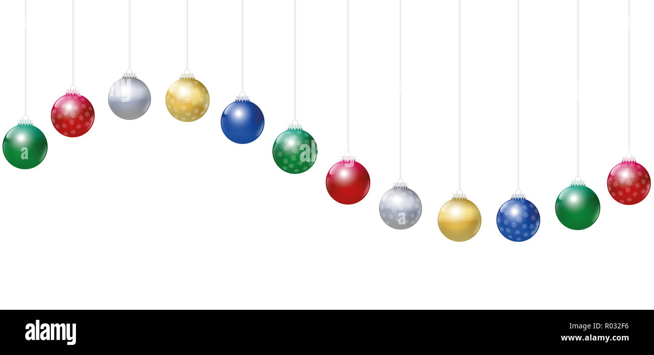 Weihnachten Kugeln. Gold, Silber, Rot, Grün und Blau, glänzend Christbaum Kugeln mit Schneeflocke Ornamente hängen auf Streicher und bilden eine Welle. Stockfoto