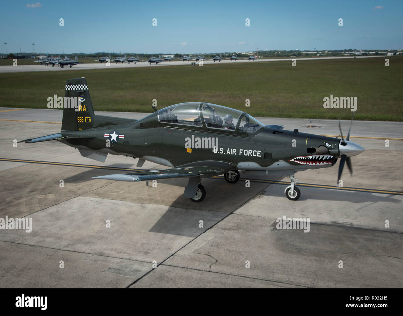 T-6 Texan IIs aus der Flugausbildung 559th Squadron und der 39 FTS nahm an einem "Elephant Walk" Oktober 26, 2018, Joint Base San Antonio-Randolph, Texas. Ein Elephant Walk ist allgemein als "Erscheinen der Kraft, "aber die Staffeln hier genannt in Verbindung mit ihrem Erbe zu erhalten. Weil die 559th FTS Spuren seine Abstammung zurück zur 81Th Bombardement Geschwader, das Führen von Flugzeugen ist in den Farben der B-25 bemalt s sie im Zweiten Weltkrieges flogen. Stockfoto