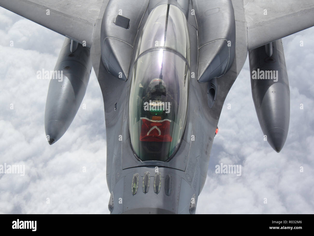 Ein türkisches Air Force F-16 erhält einen der Luft tanken von einem NATO-Alliierte Flugzeuge am 23.Oktober, 2018 während der Übung Trident Zeitpunkt 18. Trident Stelle ist eine multinationale NATO-Übung, dass professionelle Beziehungen verbessert und die allgemeine Koordinierung mit Verbündeten und Partner Nationen. (Foto von Anja; türkische Luftwaffe) Stockfoto