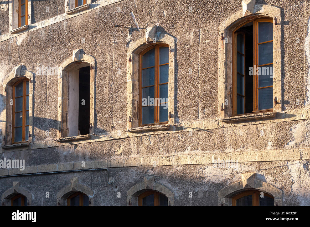 Typische alte französische Fassade mit Bogenfenstern Stockfoto