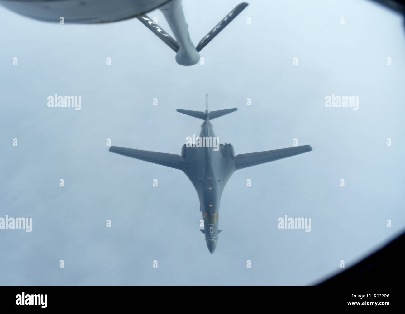 Ein US Air Force B-1B Lancer ab der 28. Bombe Flügel, Ellsworth Air Force Base, South Dakota, bricht ein US Air Force KC-135 Stratotanker aus der 100 Luftbetankung Flügel, RAF Mildenhall, England, nach der Teilnahme an Übung Trident Punkt 18, vor der Küste von Island, Okt. 30, 2018. Trident Zeitpunkt ist die größte NATO-Übung seit 2015, mit der Teilnahme von mehr als 50.000 militärische Mitglieder aus 31 Nationen. Die Übung hilft die Fähigkeit der NATO zur Abschreckung und gegen jeden Gegner zu verteidigen. (U.S. Air Force Foto von Flieger 1. Klasse Brandon Esau) Stockfoto