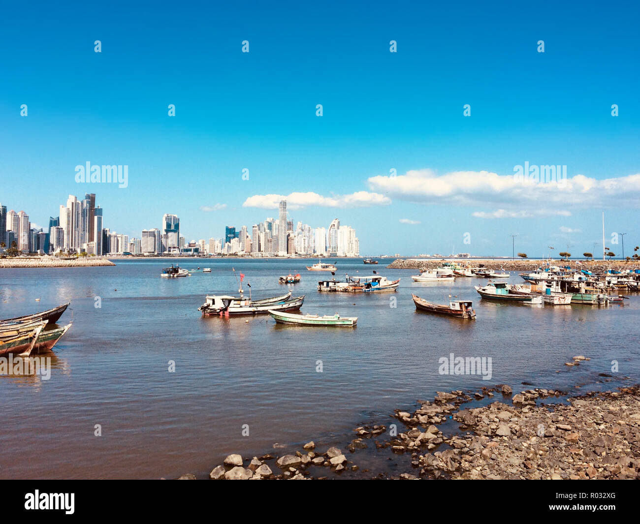Panama City Stadtbild und die Skyline hinter alten Fischerboote am Fischmarkt/Hafen Stockfoto