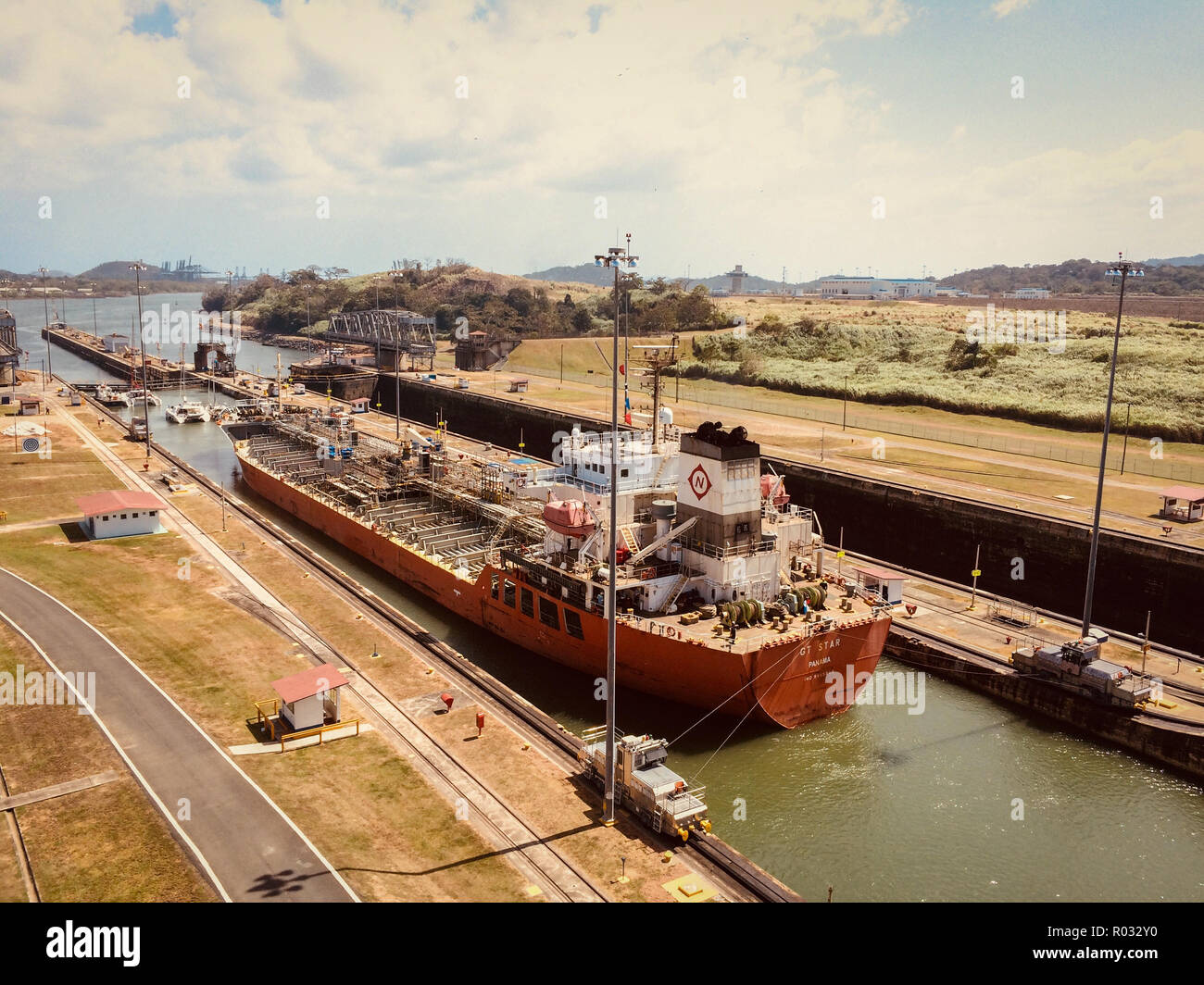 Panama City, Panama - März 2018: Frachtschiffe über den Panamakanal, Miraflores Schleusen, Panama City Stockfoto