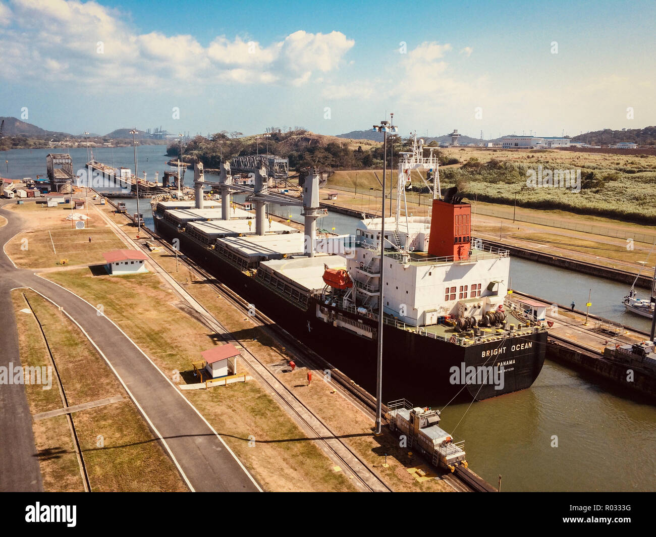 Panama City, Panama - März 2018: Frachtschiffe über den Panamakanal, Miraflores Schleusen, Panama City Stockfoto
