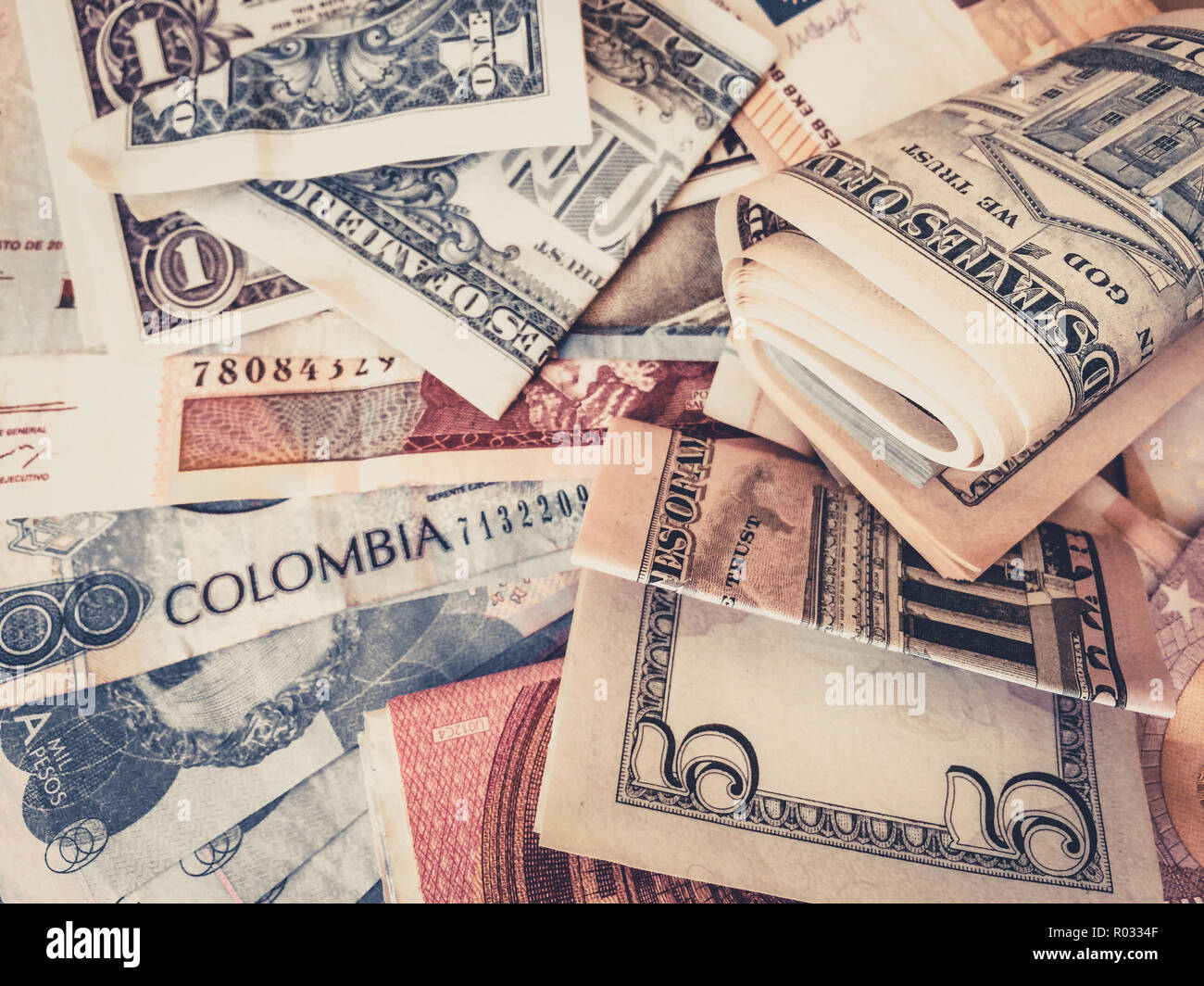 Bargeld in US-Dollar und Kolumbianische Pesos Stockfoto