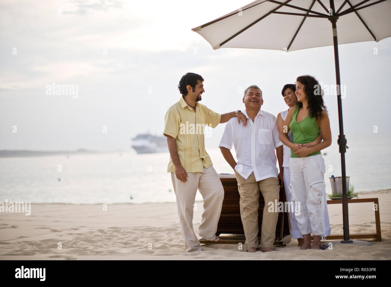 Leute genießen Beach Resort get-together Stockfoto