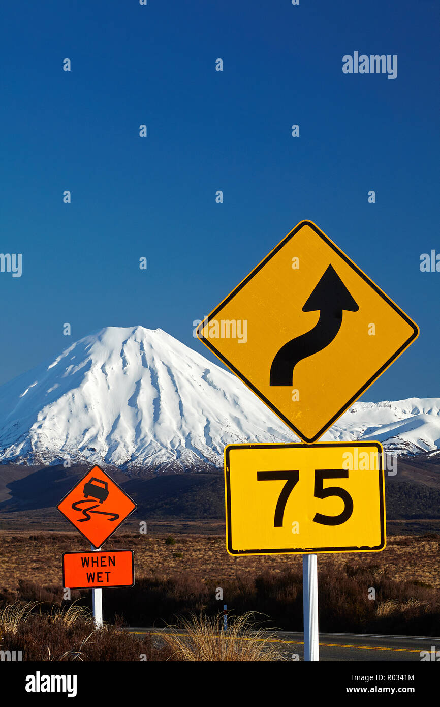 Verkehrszeichen auf Wüste Straße und Mt Ngauruhoe, Tongariro National ...