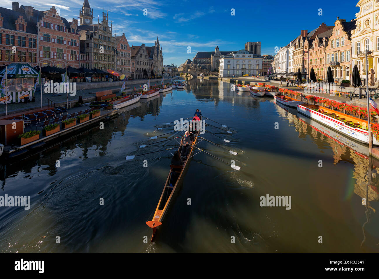 Touristische Rudern ein Dragon Boat in einem Kanal in Gent, Belgien Stockfoto