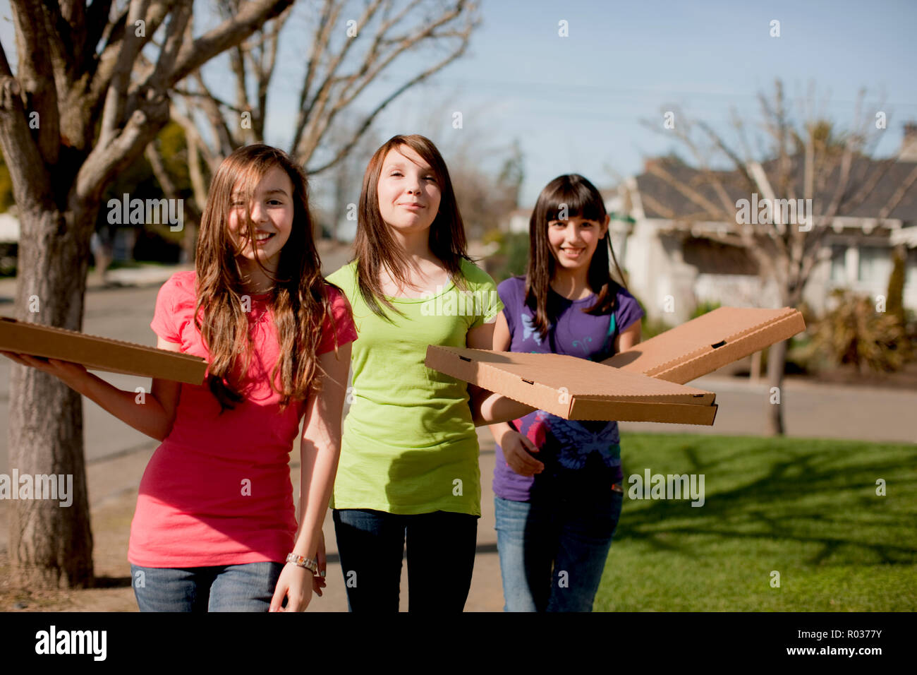 Drei Junge Madchen Auf Der Strasse Kisten Von Pizza Stockfotografie Alamy