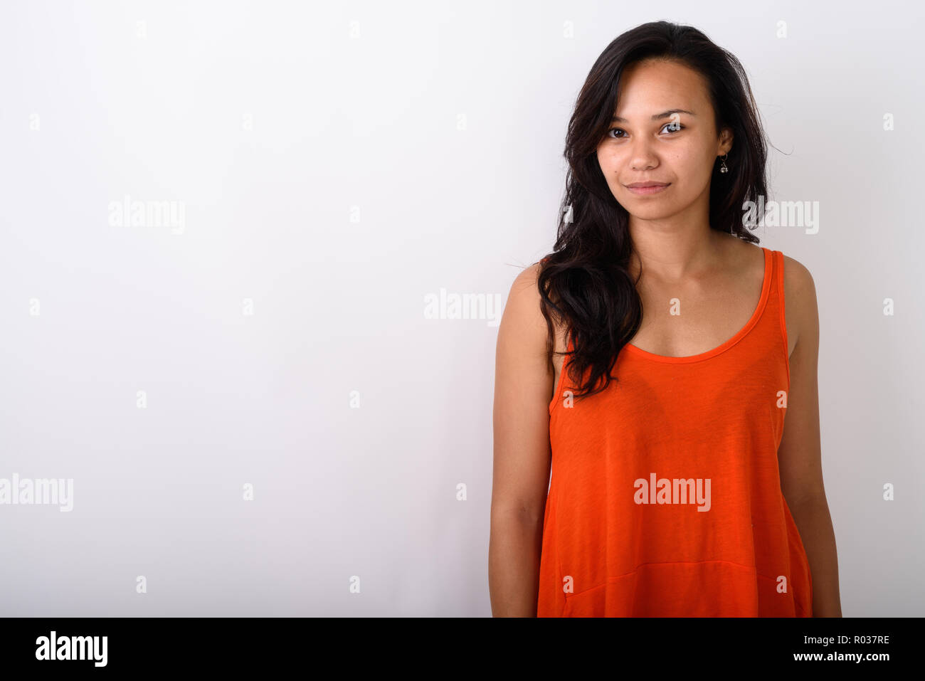 Portrait von jungen asiatischen Frau gegen weißen Hintergrund Stockfoto
