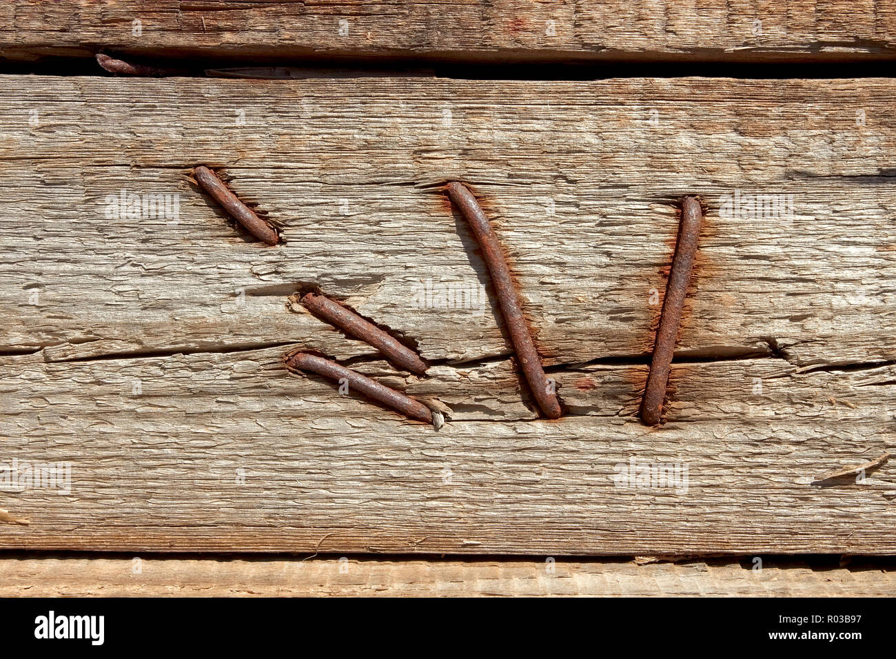 Fragment des alten Holzlatten mit rostigen Nägeln befestigen Stockfoto