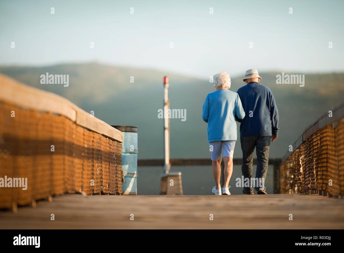 Senior paar Arm in Arm auf einem Pier. Stockfoto