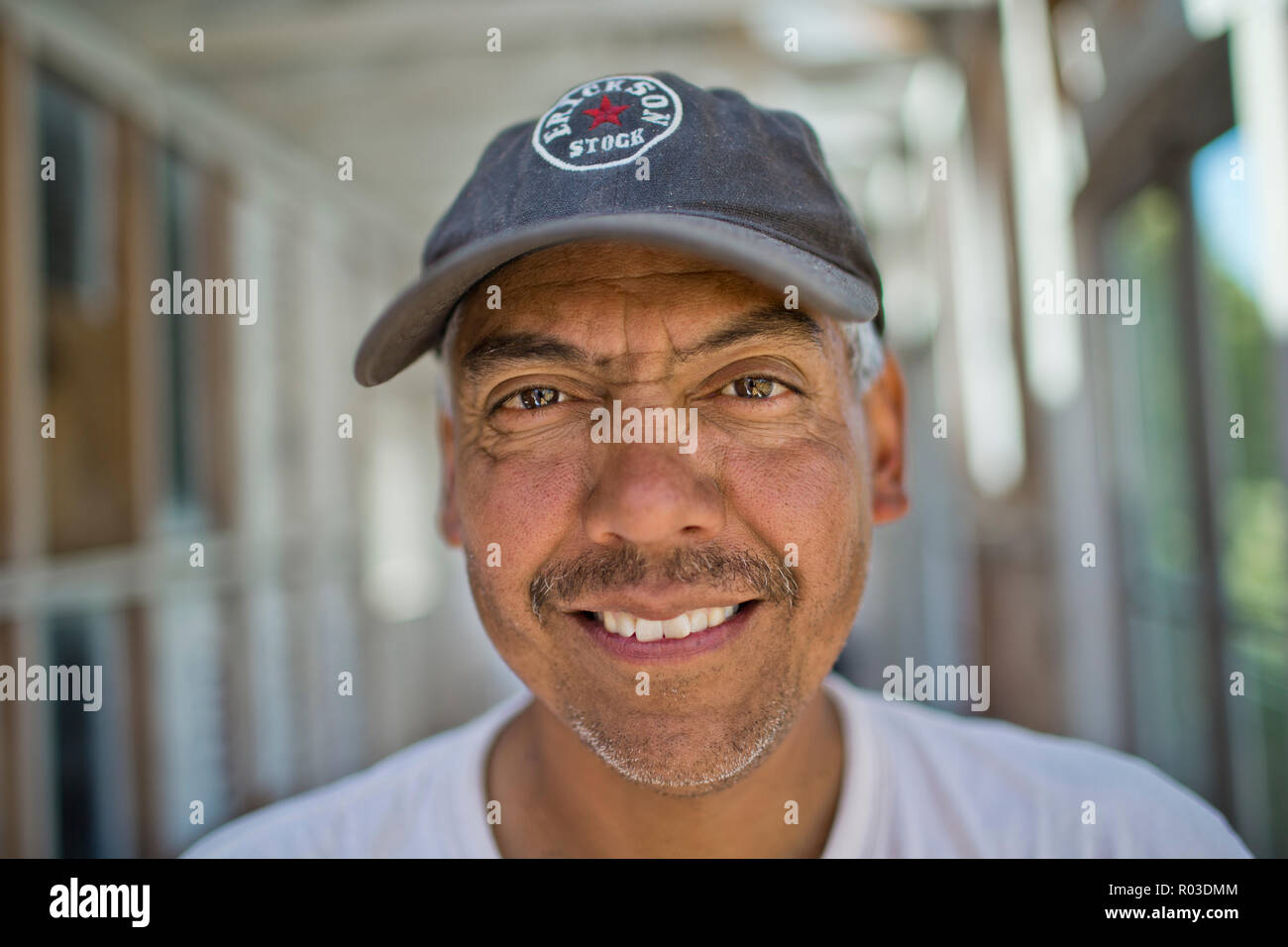 Builder stehen auf einer Trittleiter aus Holz. Stockfoto