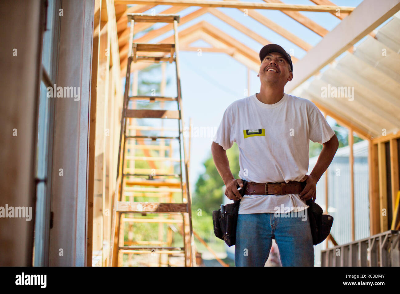 Im mittleren Alter Builder arbeiten an der Holz- Gestaltung eines Gebäudes. Stockfoto