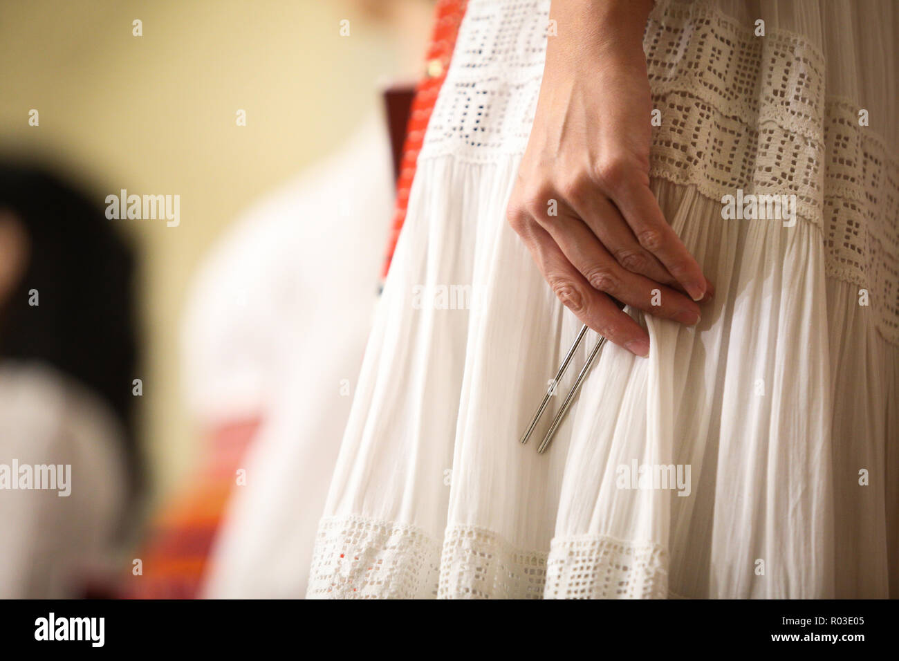 Details mit der Hand einer Frau im Chor zu singen, die eine Schwinggabel Stockfoto