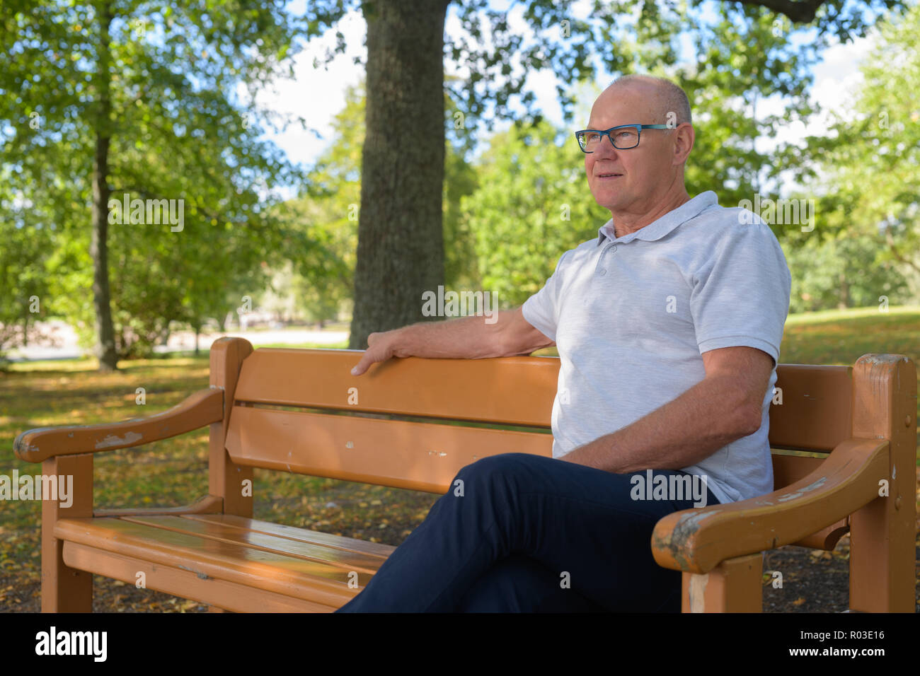 Schöne ältere Menschen denken beim Sitzen im Park Stockfoto