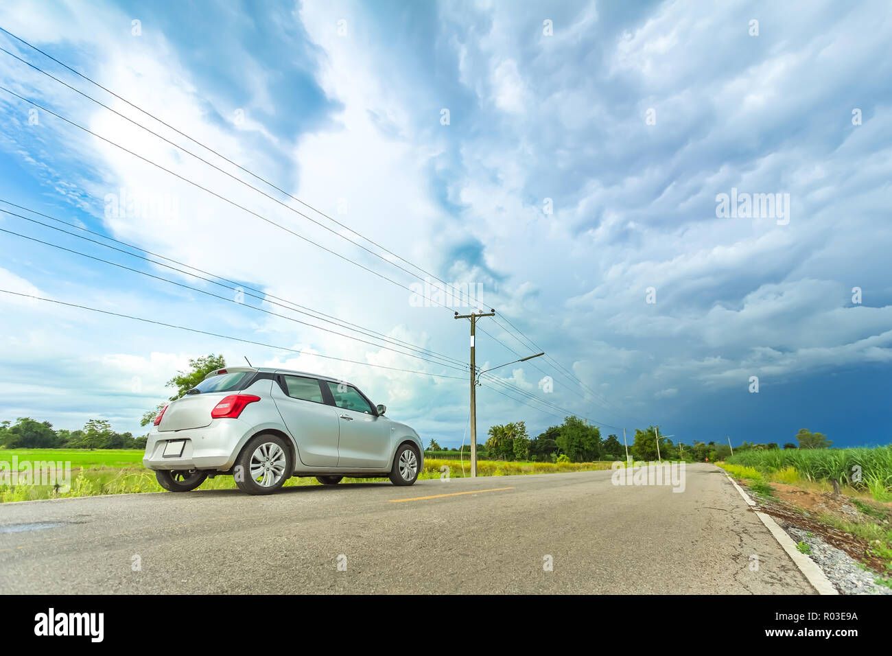 Road Trip mit dem Auto in die Natur in einem bewölkten Tag Stockfoto