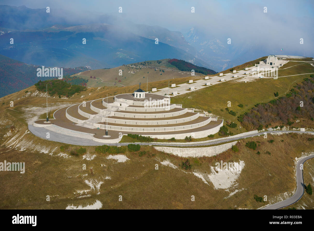 LUFTAUFNAHME. Gedenkstätte an der italienisch-österreichischen Front des Ersten Weltkriegs am Monte Grappa (Höhe: 1775m). Crespano del Grappa, Venetien, Italien. Stockfoto