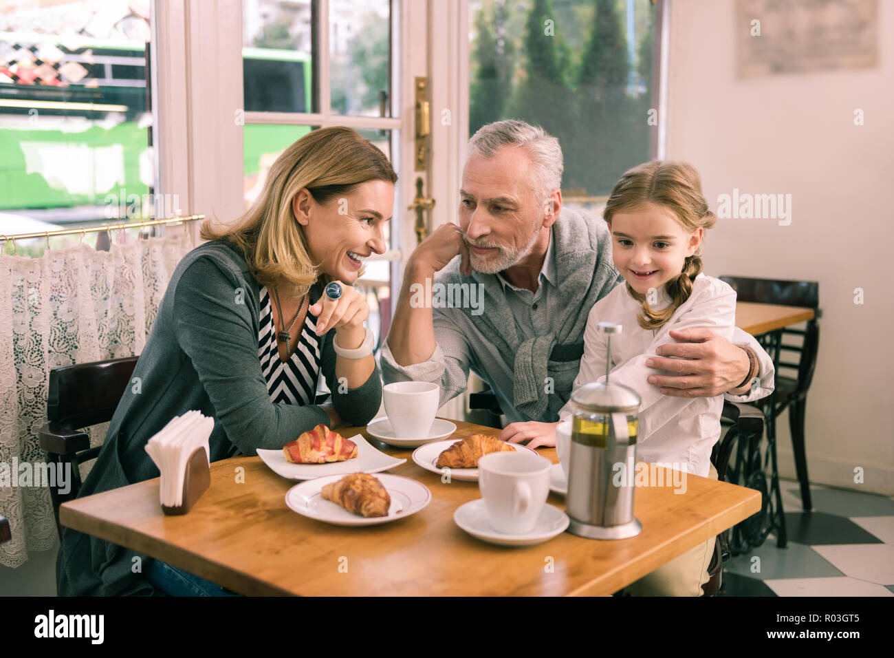 Nett schön Enkelin verbringen Wochenenden mit Großeltern Stockfoto