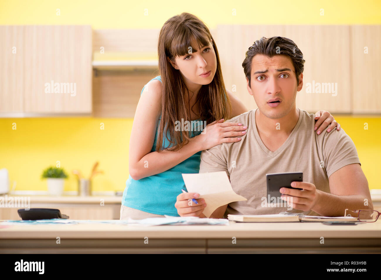 Junge Familie kämpfen mit Personal Finance Stockfoto