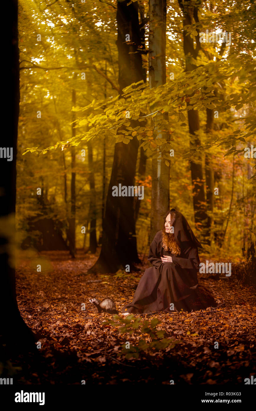 Mysteriöse Frau im Wald Stockfoto