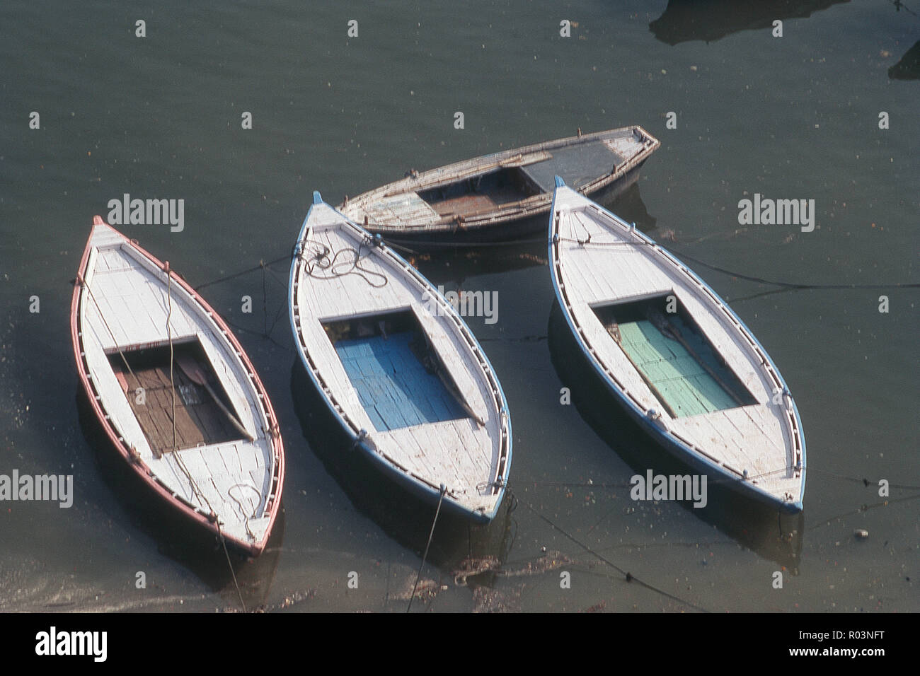 Verankerten Boote bei Ganga Fluss, Varanasi, Uttar Pradesh, Indien, Asien Stockfoto