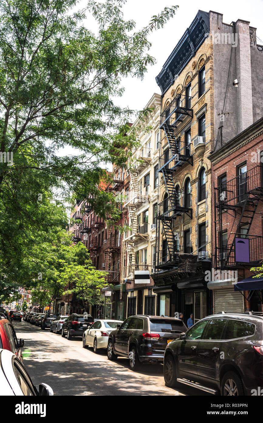 Manhattan, New York City, USA - 1. Juli 2018: Häuser in der Mott Street in Chinatown Stockfoto