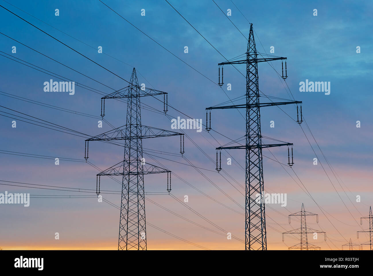 220 kv und 380 kv Elektrische Strommasten im Morgengrauen - 6 Phasen und  einem Erdungsdraht Stockfotografie - Alamy