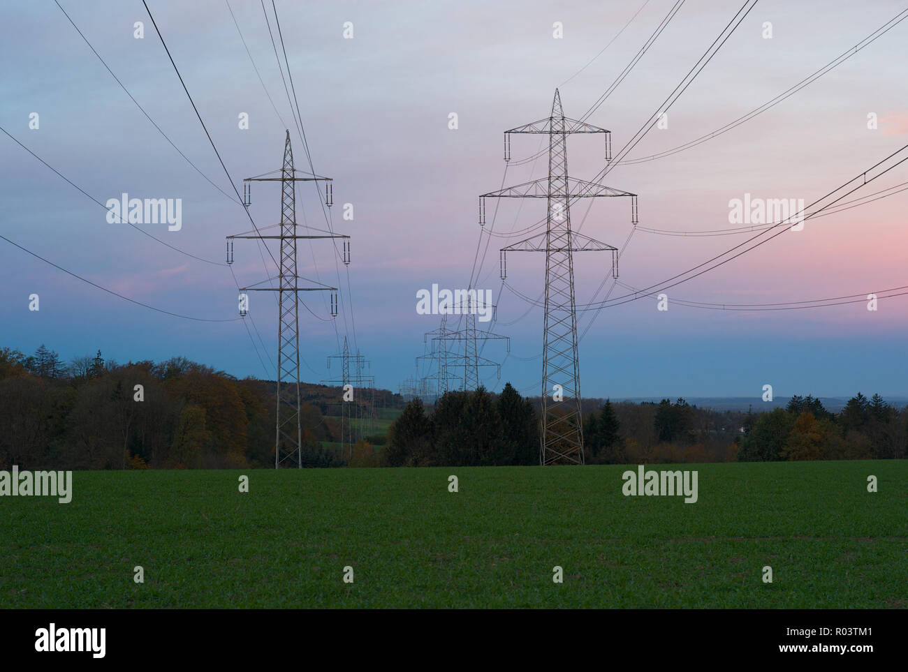 220 kv und 380 kv Elektrische Strommasten im Morgengrauen - 6 Phasen und einem Erdungsdraht Stockfoto