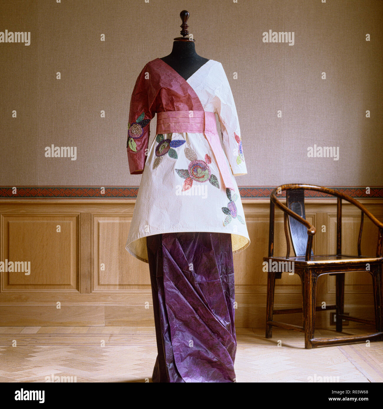Oriental Style Papier Kleid von Isabelle de Borchgrave Stockfoto