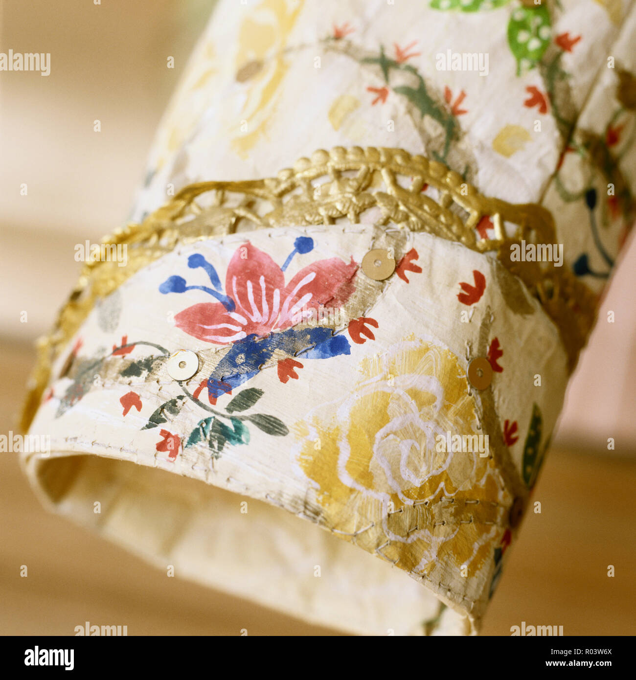 Floral paper Sleeve von Isabelle de Borchgrave Stockfoto