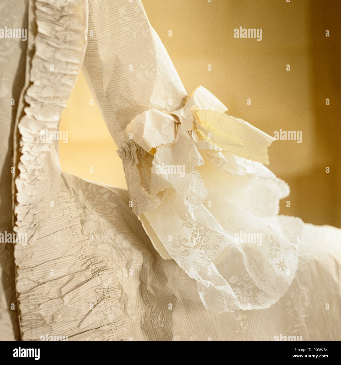 Papier Kleid mit einem Hoop Rock von Isabelle de Borchgrave Stockfoto