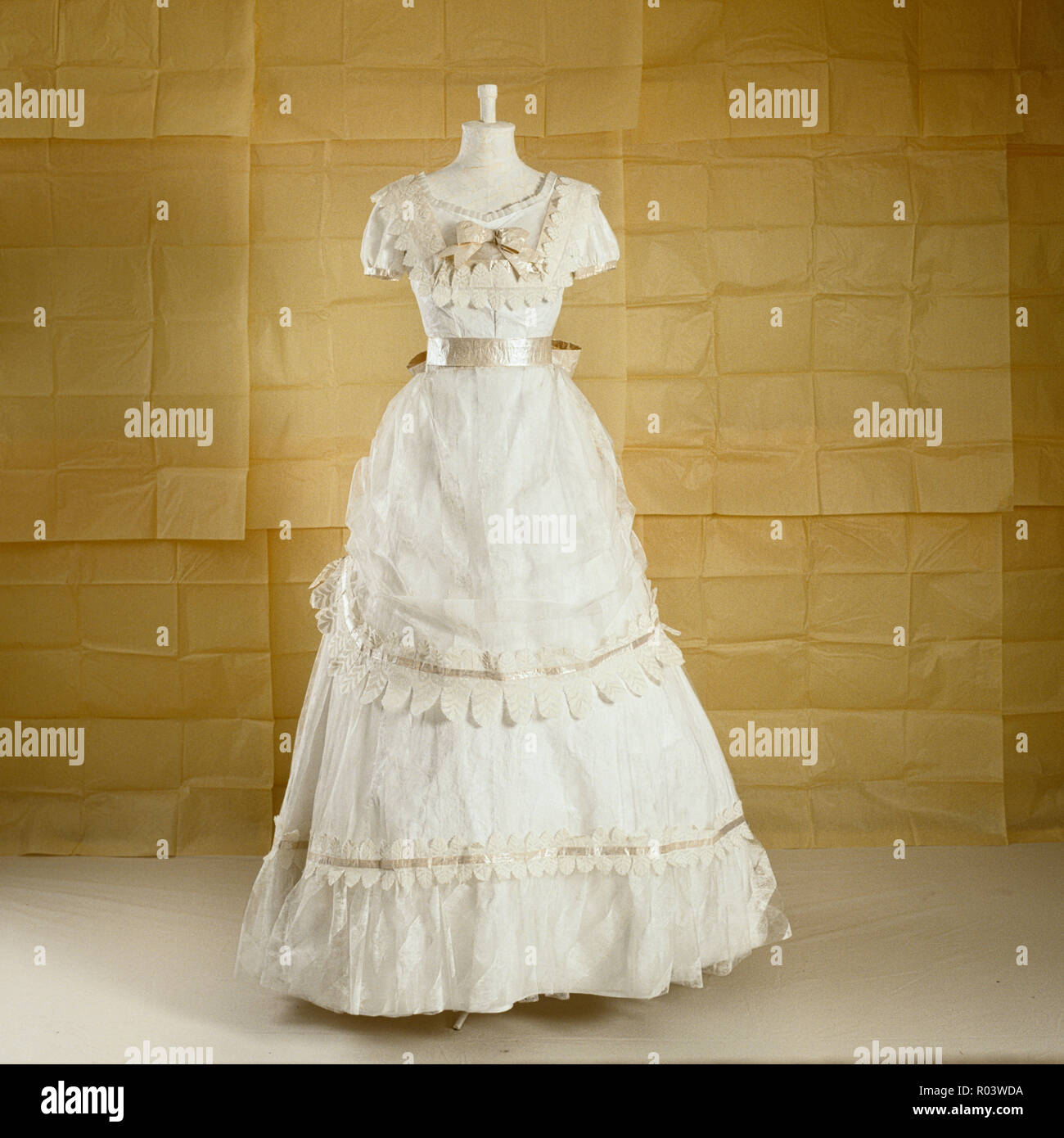 Papier Kleid von Isabelle de Borchgrave Stockfoto