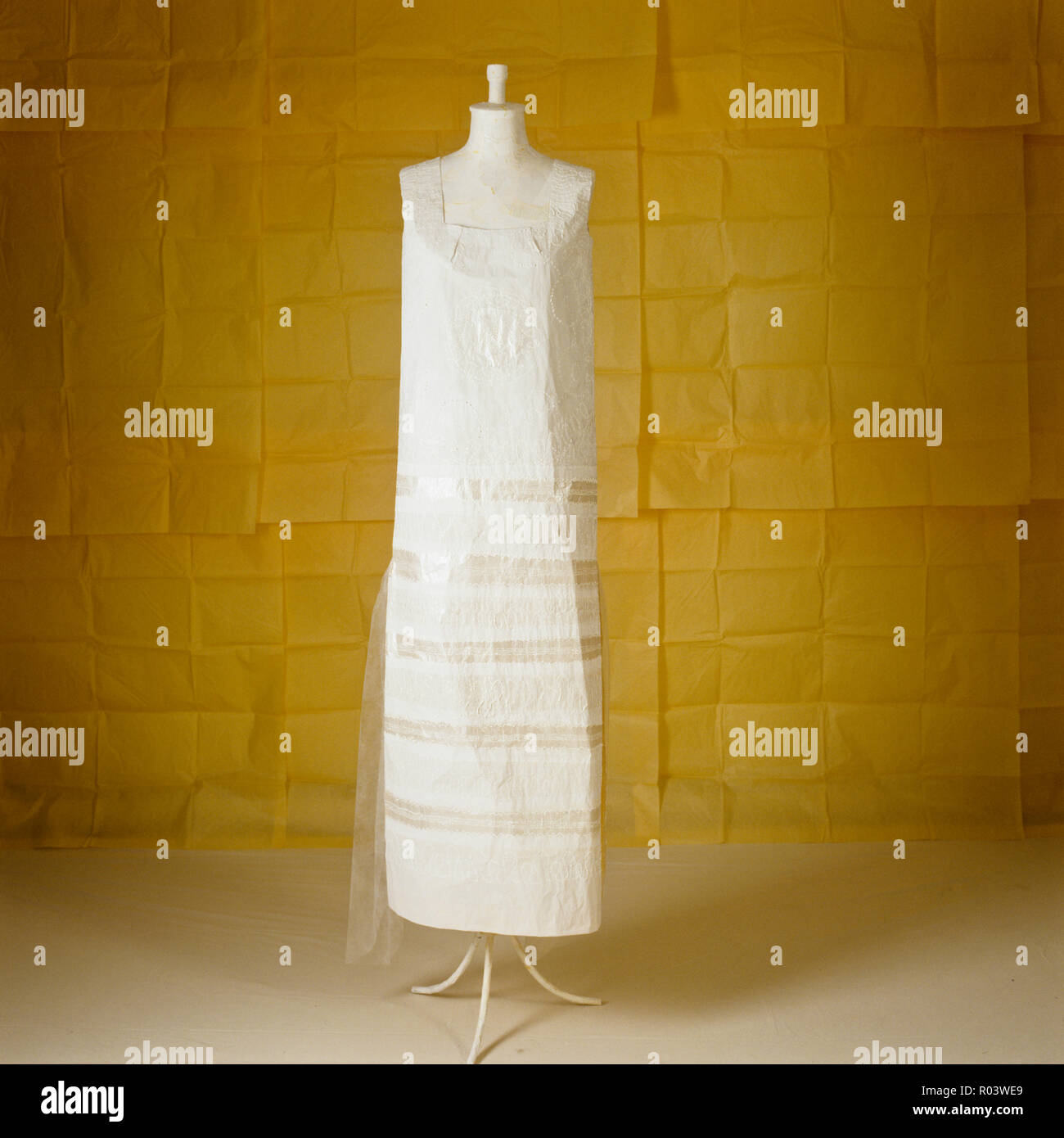 Papier Kleid von Isabelle de Borchgrave Stockfoto