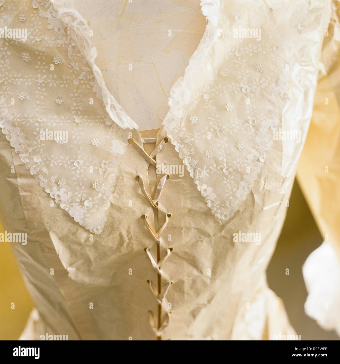 Papier Korsett Kleid von Isabelle de Borchgrave Stockfoto
