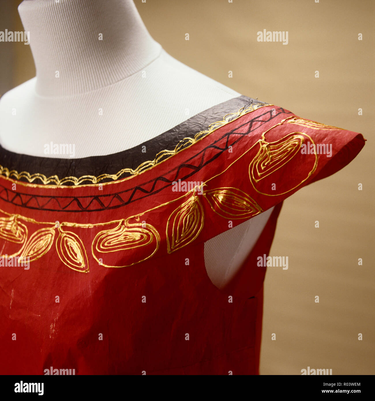 Rotes Papier Kleid von Isabelle de Borchgrave Stockfoto