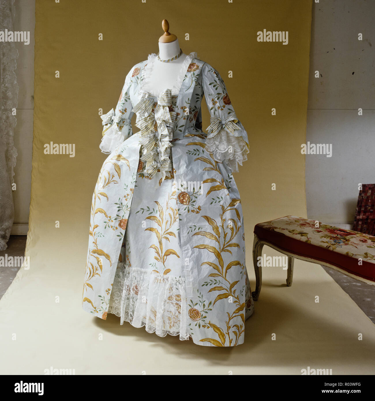 Papier Kleid mit einem Hoop Rock von Isabelle de Borchgrave Stockfoto