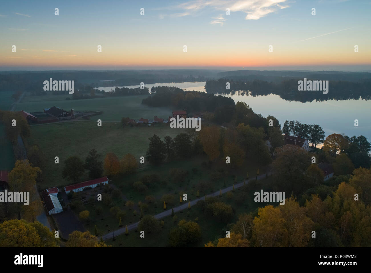 Schönen Sonnenuntergang in Katrineholm, Schweden, Skandinavien. Schöne Natur und Landschaft im Herbst am Abend. Schön im Freien Foto geschossen mit drohne im Himmel Stockfoto