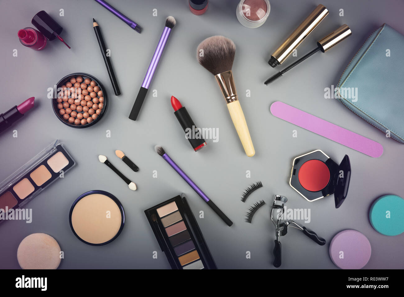Make-up-artist Kosmetik auf grauem Hintergrund gesetzt. top View Stockfoto